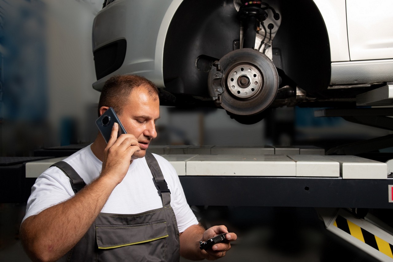 Služba Garage Gurus On-Call Mechanik Garage Gurus řeší technický telefonát v autoservisu