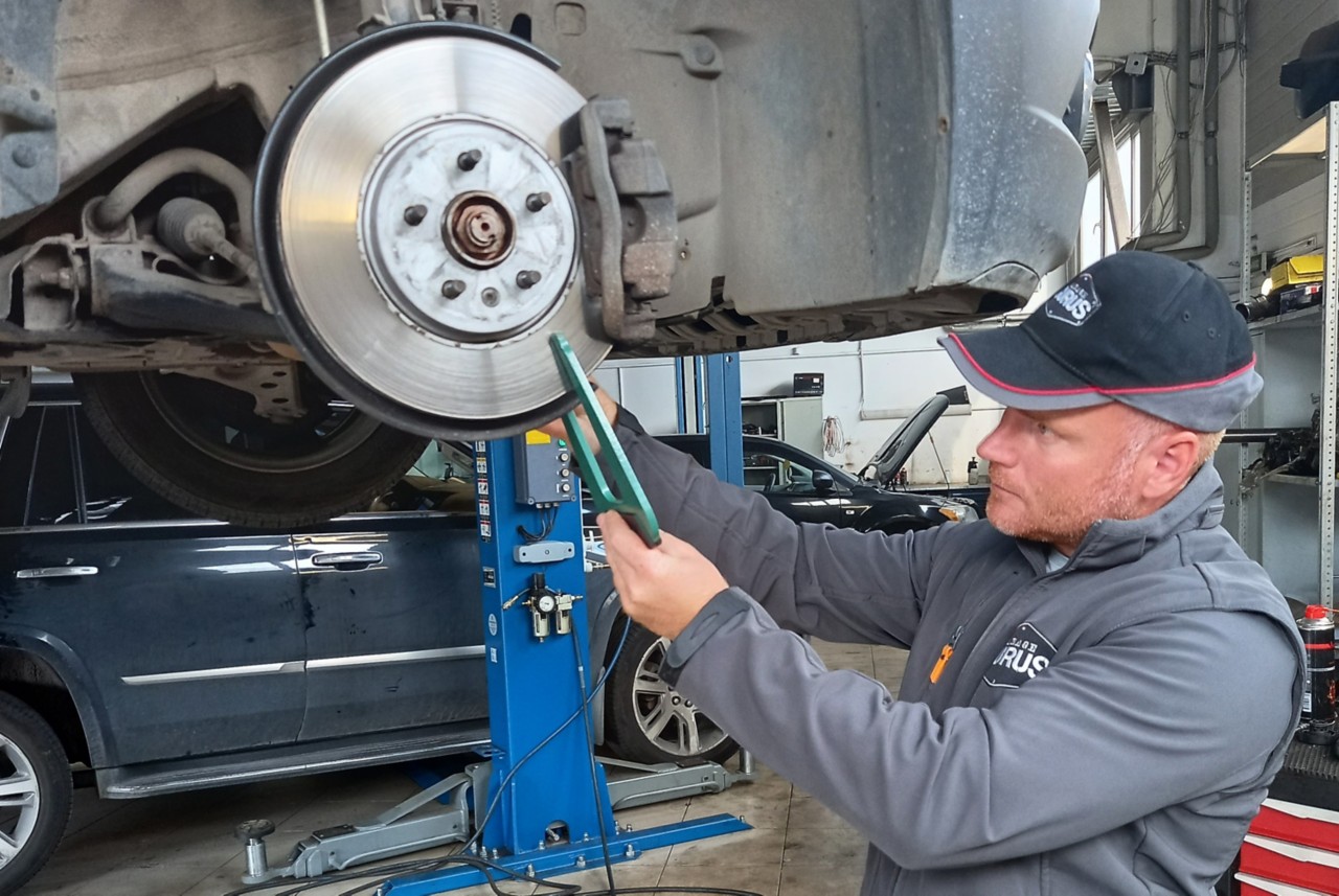 Mechaniker beim Einbau von Bremsscheiben in einem Fahrzeug