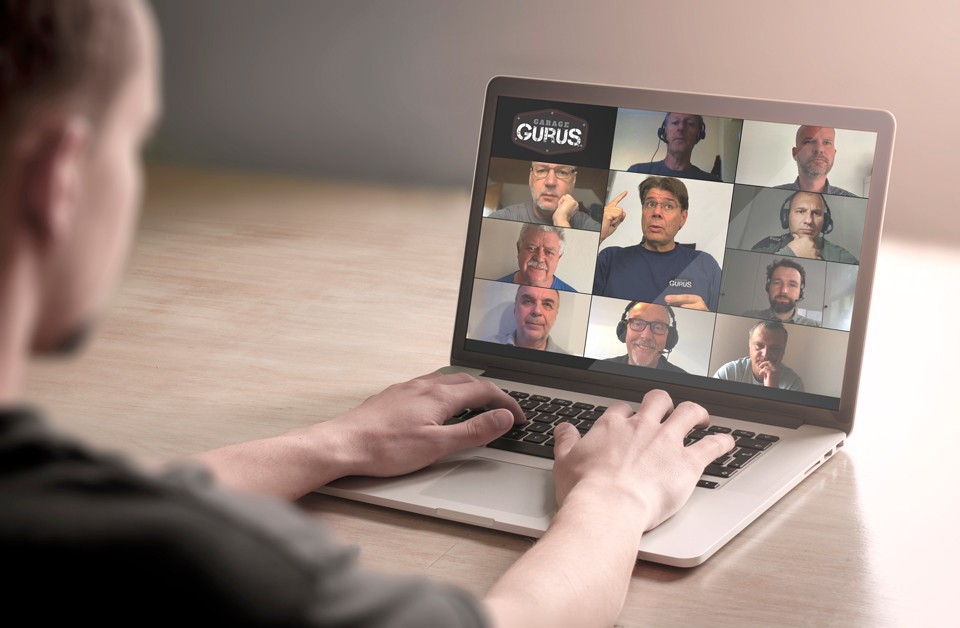 491784063 Mecánico asistiendo a un webinar técnico