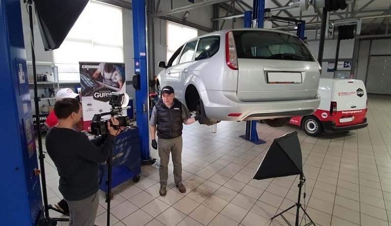 grabando vídeo de automoción Especialista técnico grabando un vídeo de automoción sobre piezas de freno