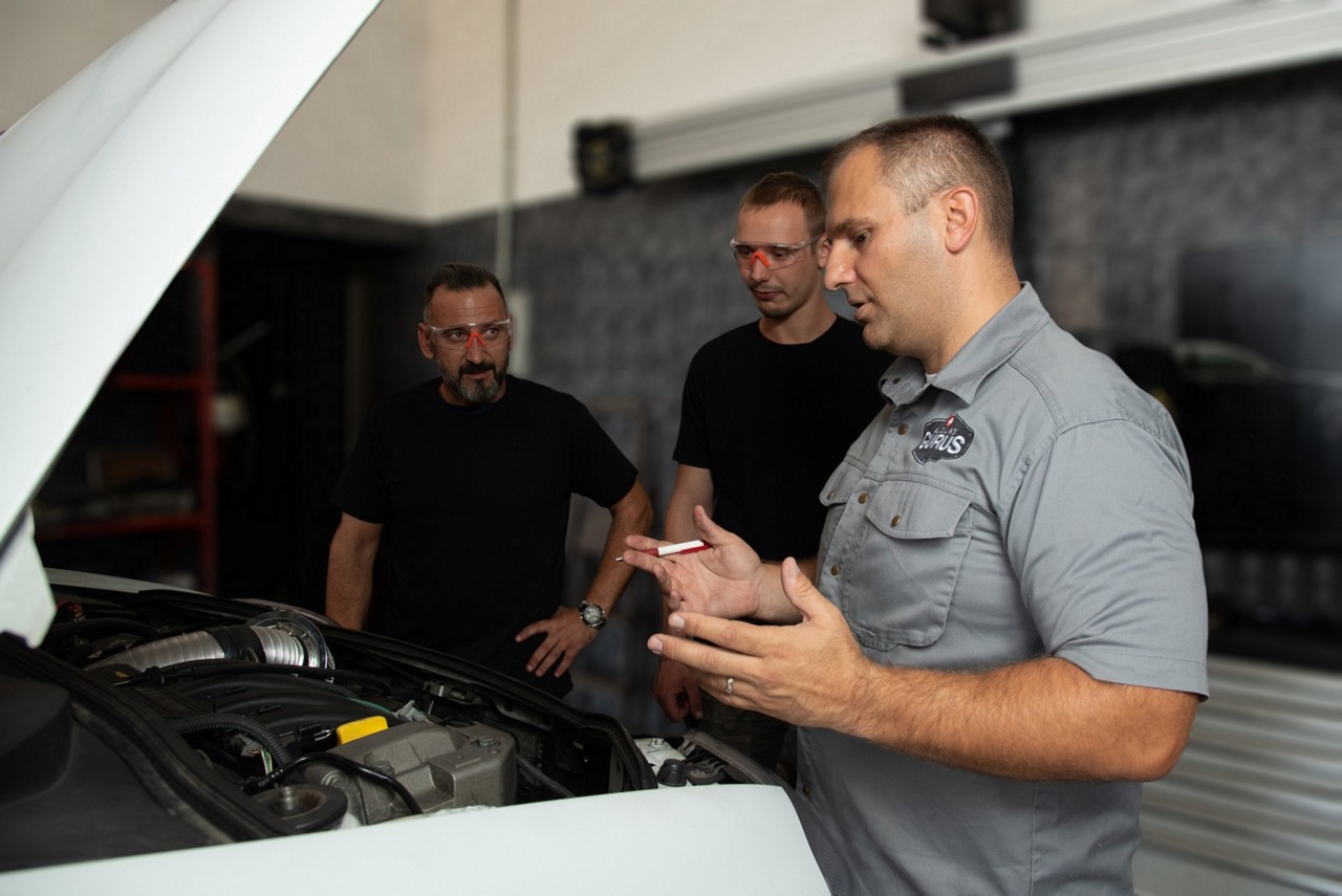 VFR_8971 copy Garage Gurus dando una formación sobre motores a mecánicos en un taller