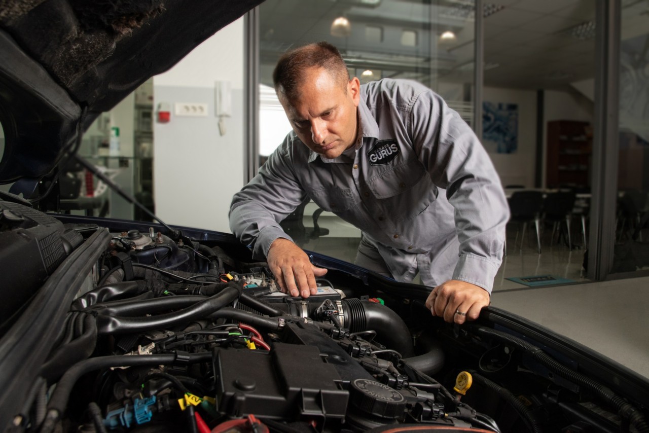 Técnico comprobando el motor de un coche