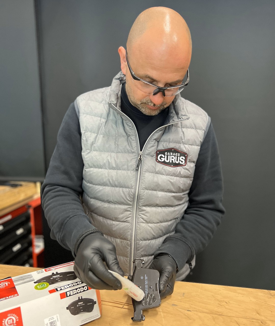 Brake_grease Applicazione del grasso per freni nelle pastiglie dei freni
