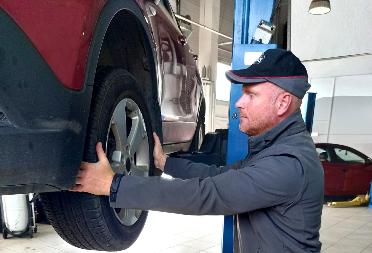 Garage Gurus stellen een diagnose van het remsysteem voor een technisch artikel