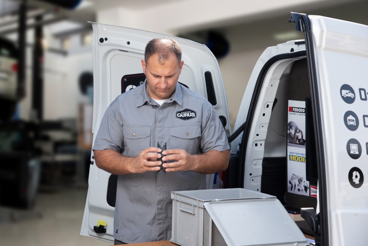 Záruční proces Специалисты Garage Gurus проверяют тормозные колодки, возвращенные по гарантии
