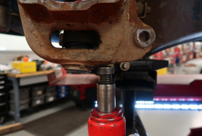 jack-under-steering-knuckle-step-2 jack-under-steering-knuckle-step-2