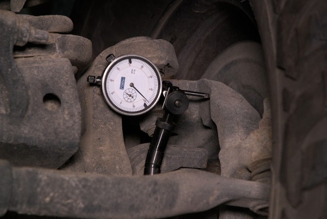 how-to-test-ball-joints-for-movement-dodge-ram-jeep-1 how-to-test-ball-joints-for-movement-dodge-ram-jeep-1