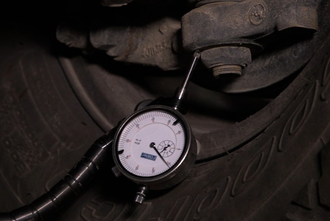 how-to-test-ball-joints-for-movement-dodge-ram-jeep-lower-step-2 how-to-test-ball-joints-for-movement-dodge-ram-jeep-lower-step-2