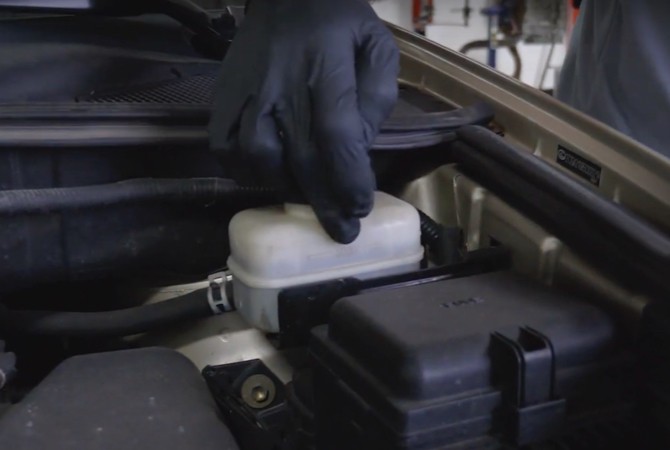 brake-system-inspection-checklist-check-brake-fluid brake-system-inspection-checklist-check-brake-fluid