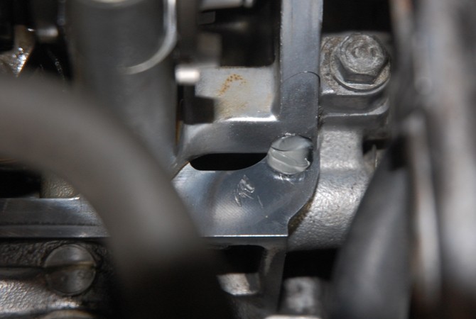 applying-rtv-on-valve-cover-gasket Applying RTV on valve cover gasket.
