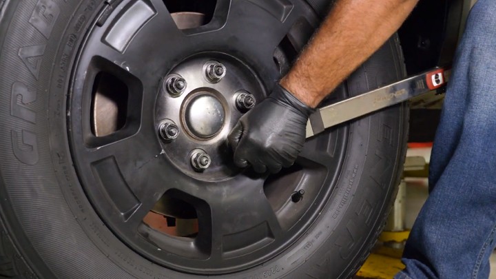 install-struts-chevy-silverado-gmc-sierra-1500-step-14 Technician torquing the wheel lug nuts