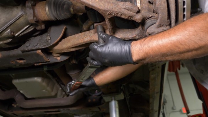 install-struts-chevy-silverado-gmc-sierra-1500-step-11 Technician torquing lower mounting bolts