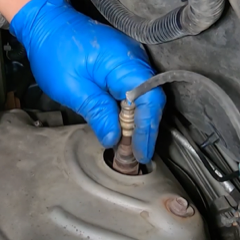 step-4-technician-removing-oxygen-sensor step-4-technician-removing-oxygen-sensor