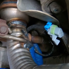 step-12-technician-reinstalling-oxygen-sensor step-12-technician-reinstalling-oxygen-sensor